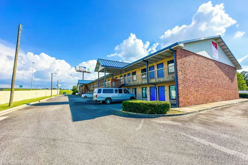 Hahira Inn By OYO near Valdosta - Image 1
