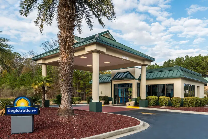 Days Inn by Wyndham Richmond Hill/Savannah - Image 1