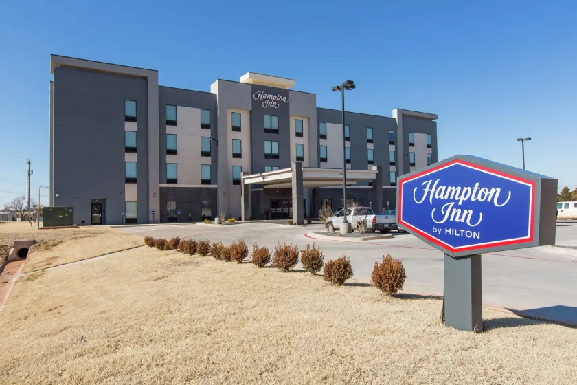 Hampton Inn Mustang - Image 1