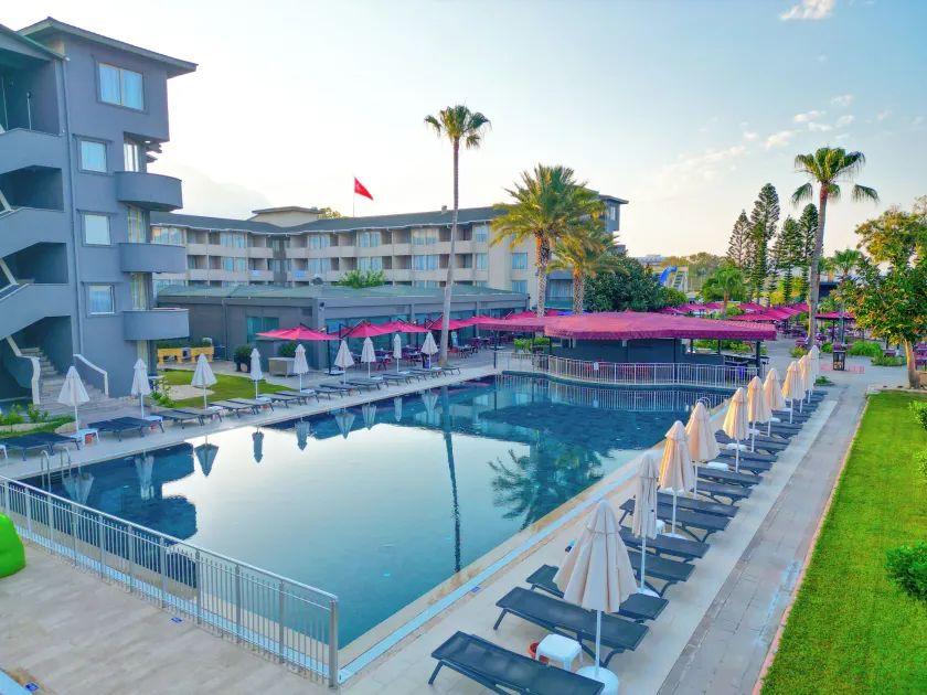 Senza Sunset Beach Hotel - Image 1