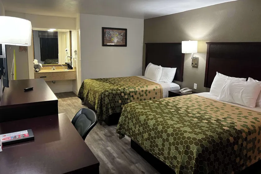 Econo Lodge Inn & Suites Macon North - Image 1