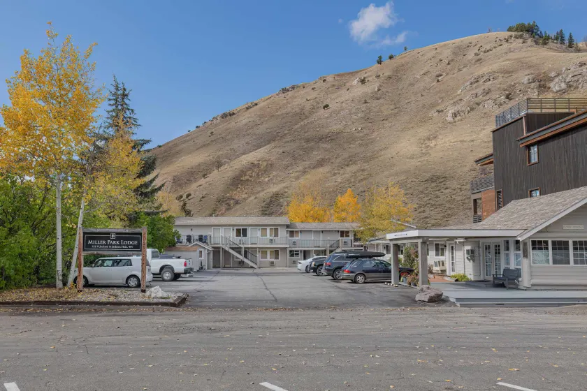 Miller Park Lodge - Image 1