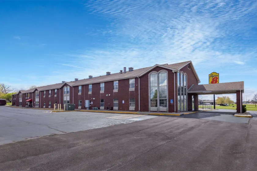 Super 8 by Wyndham Nixa/Springfield Area - Image 1