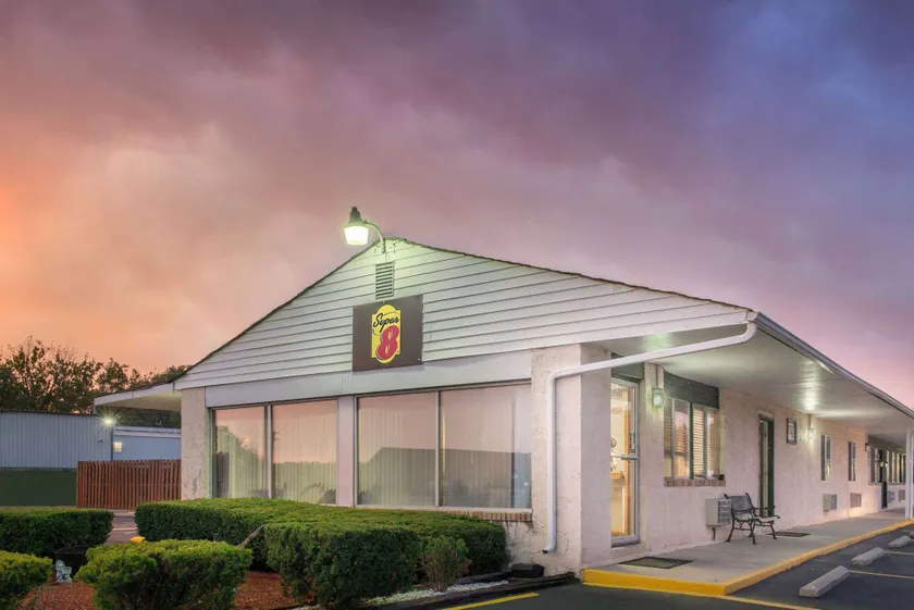 Super 8 by Wyndham Centerville-Richmond - Image 1
