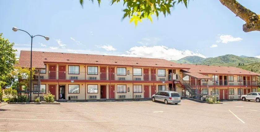 Ashland Valley Inn - Image 1