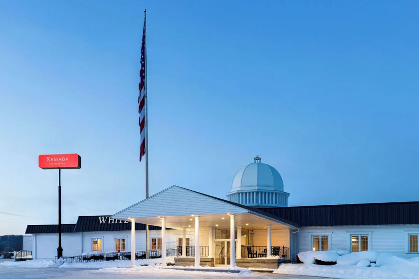 Ramada by Wyndham Richland Center - Image 1