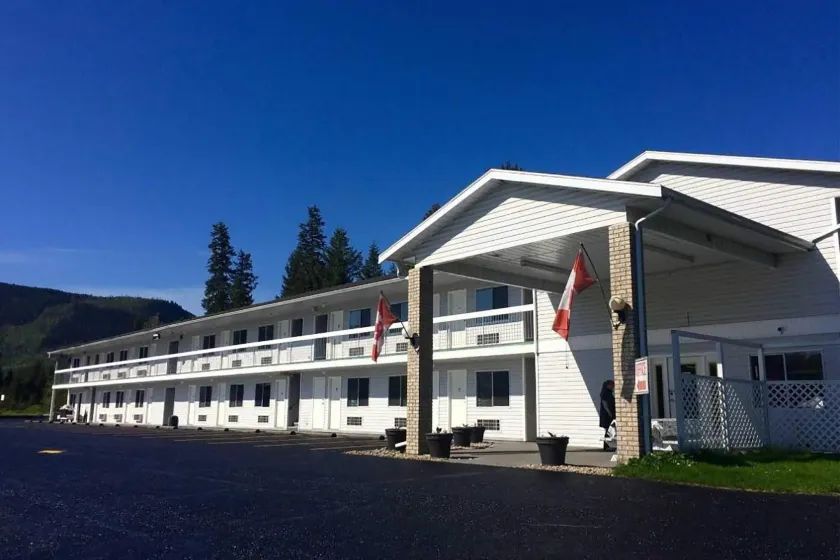 Super 8 by Wyndham Clearwater BC - Image 1