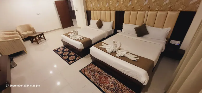 Neelkanth Hotel - Image 1