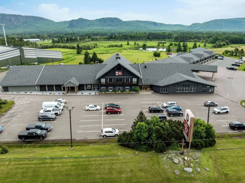 Best Western Plus NorWester Hotel & Conference Centre - Image 1