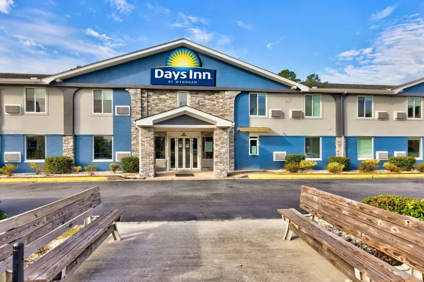 Days Inn by Wyndham Savannah Gateway I-95 - Image 1