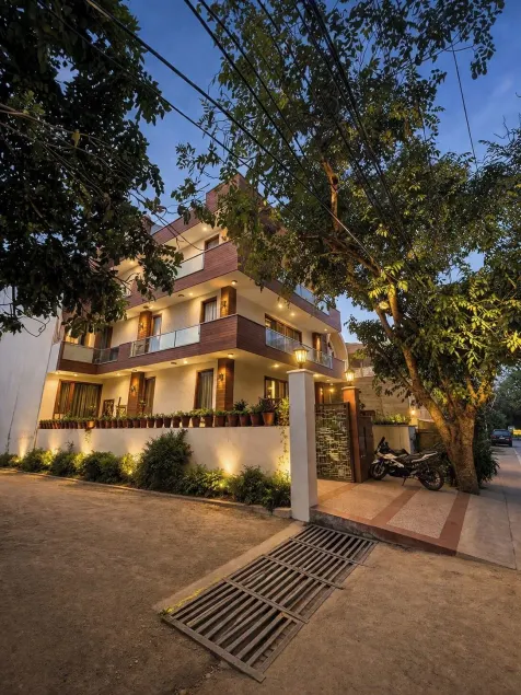 FabHotel The Lalit Vibes - Nr DLF Phase 2 & MG Road Metro - Image 1