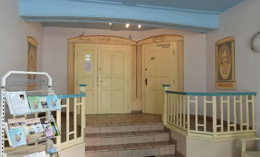 Hotel garni Goldene Henne - Interior entrance
