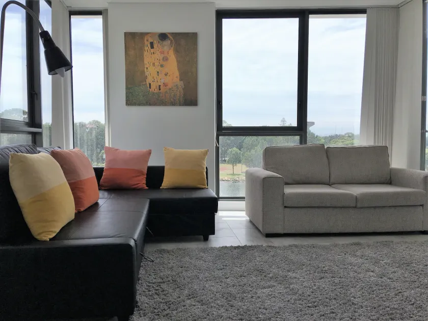Exclusive apartment with water views - Image 1