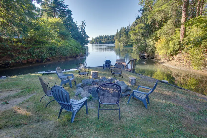 Bayfront PNW Lodge: Dock, Pickleball & Guest House - Image 1