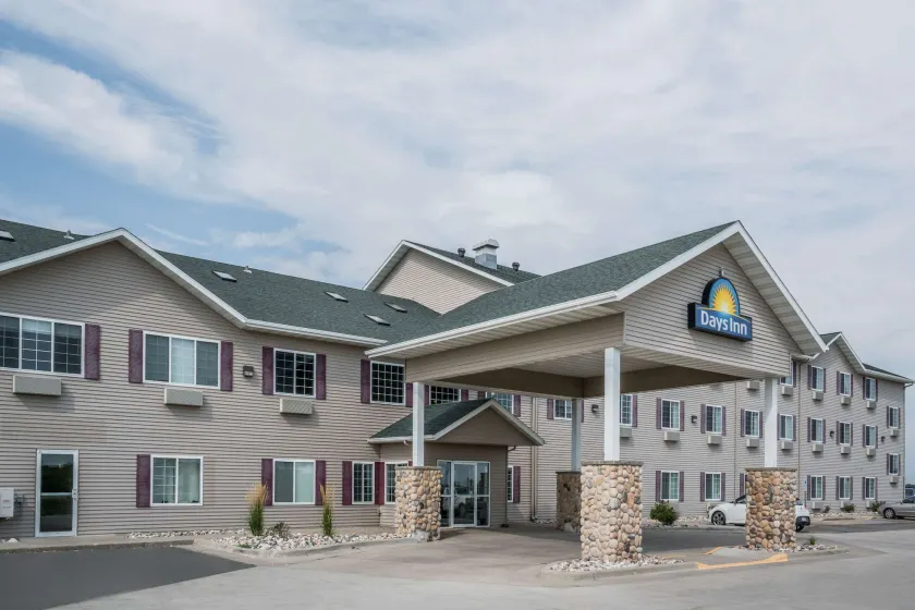Days Inn by Wyndham Fargo/Casselton Waterpark - Image 1
