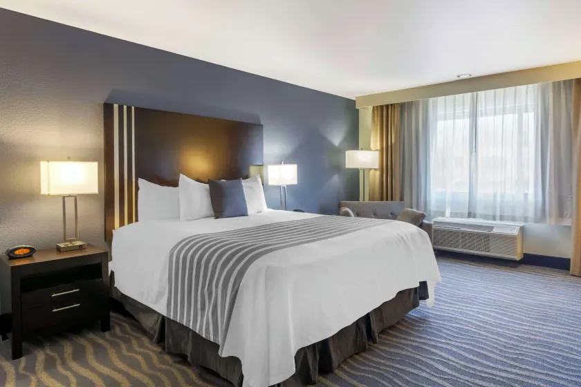 Best Western Plus Edmonds Harbor Inn - Image 1