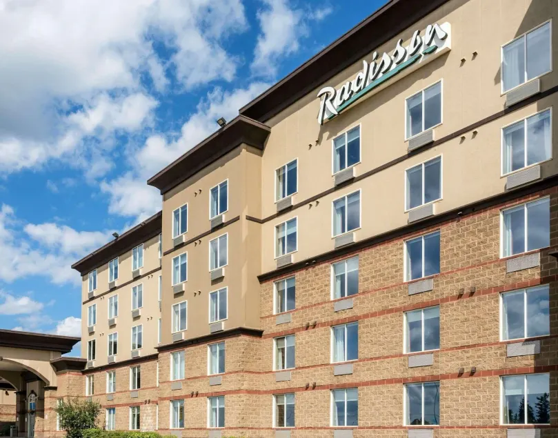 Radisson Hotel & Suites Fort McMurray - Image 1