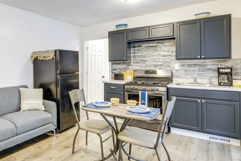 Walkable Barberton Apartment: 9 Mi to Akron! - Intérieur