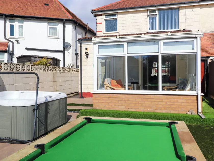 19 Slinger Road - Image 1