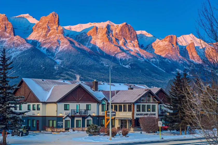 Basecamp Lodge Canmore - Image 1