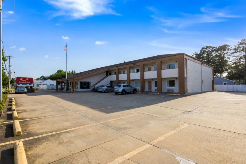 Econo Lodge Little Creek - Image 1