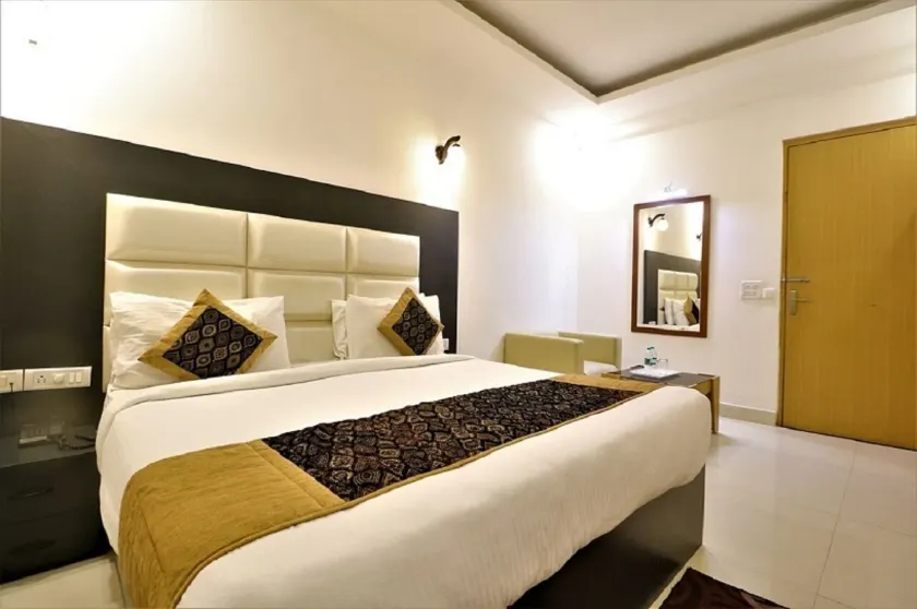 Airport Hotel J P Palace - Image 1