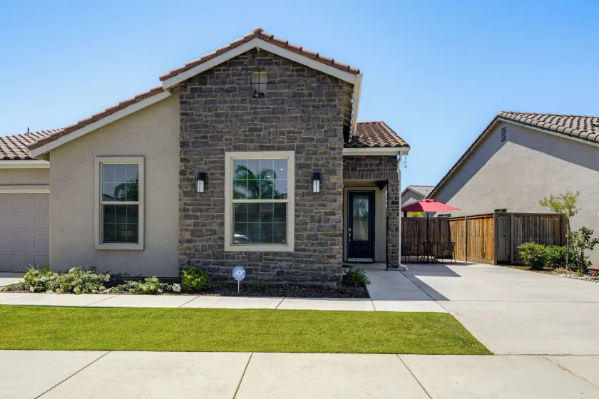 1BR Guest House w/ Private Entrance and Laundry - Image 1