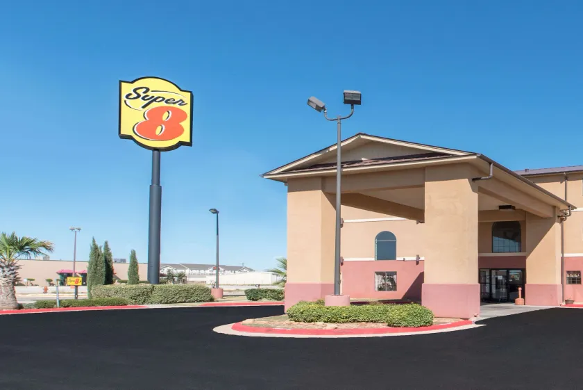 Super 8 by Wyndham Abilene South - Image 1