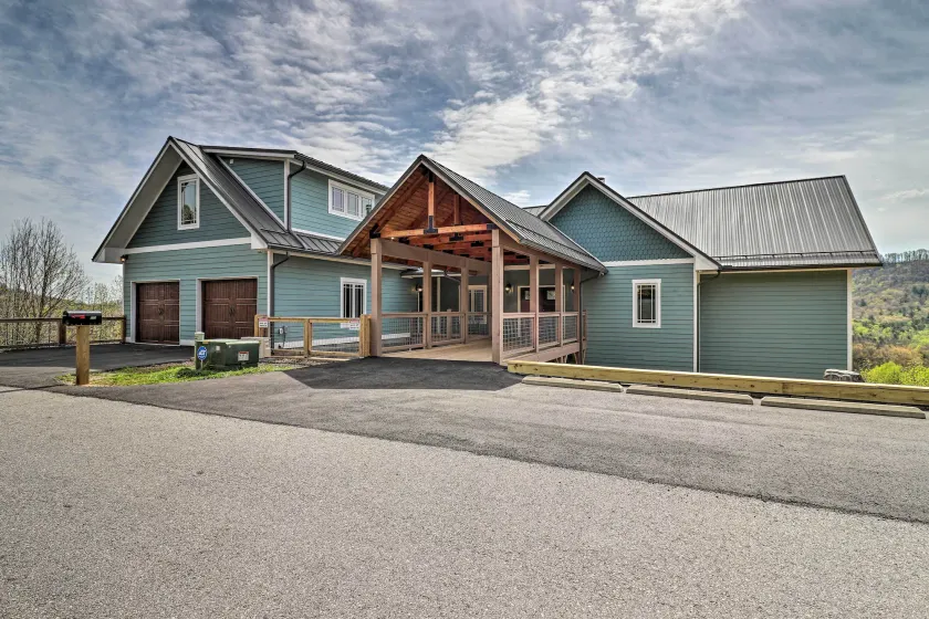 Mountain Refuge w/ View, 12 Mi to Asheville! - Interior
