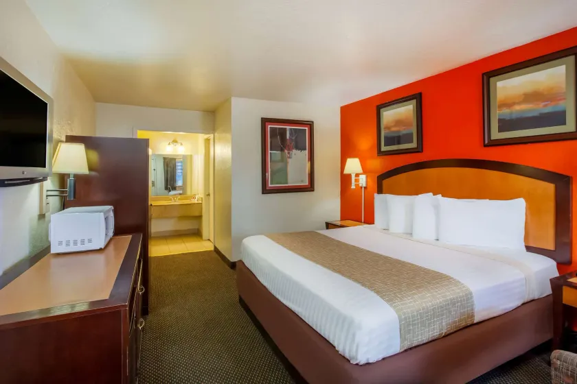 Travelodge by Wyndham Houston Hobby Airport - Image 1