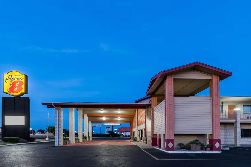 Super 8 by Wyndham Waco/Mall area TX - Image 1