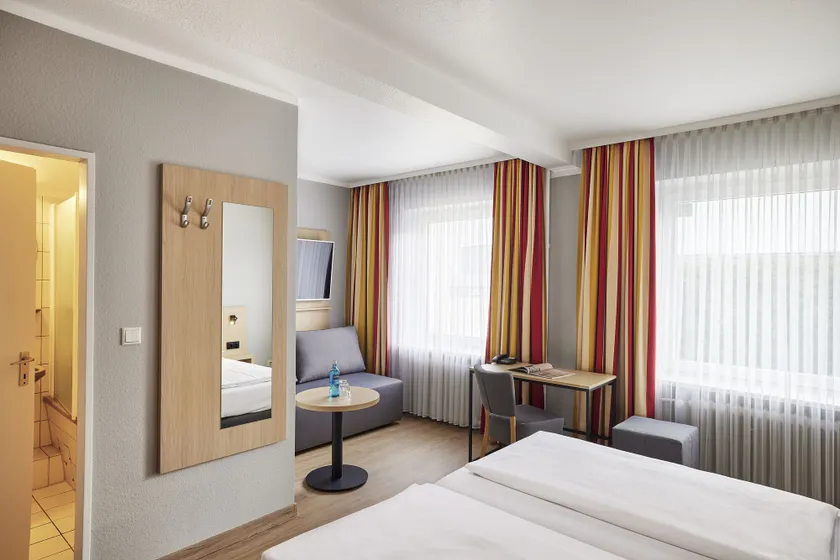 Hotel Central Hamburg - Image 1
