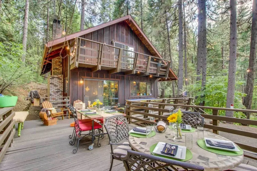 Walk Downtown: Arnold Cabin w/ Large Deck! - Image 1