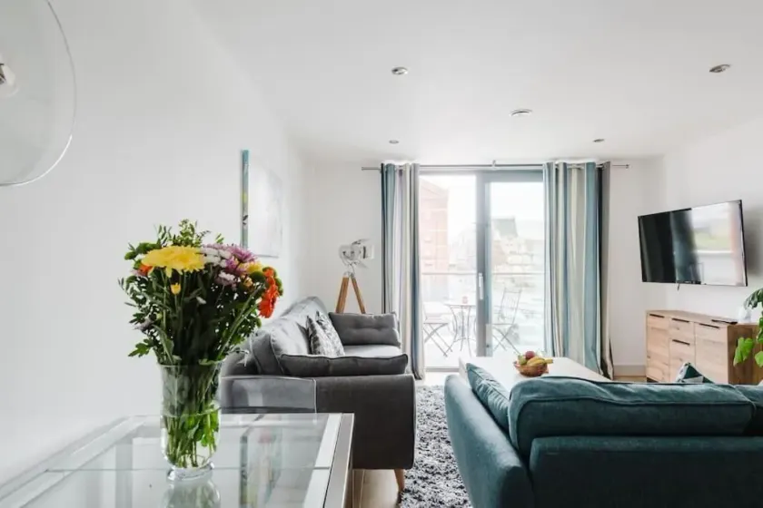 Beautiful 1 Bedroom Apartment with parking in Gloucester Docks - Image 1