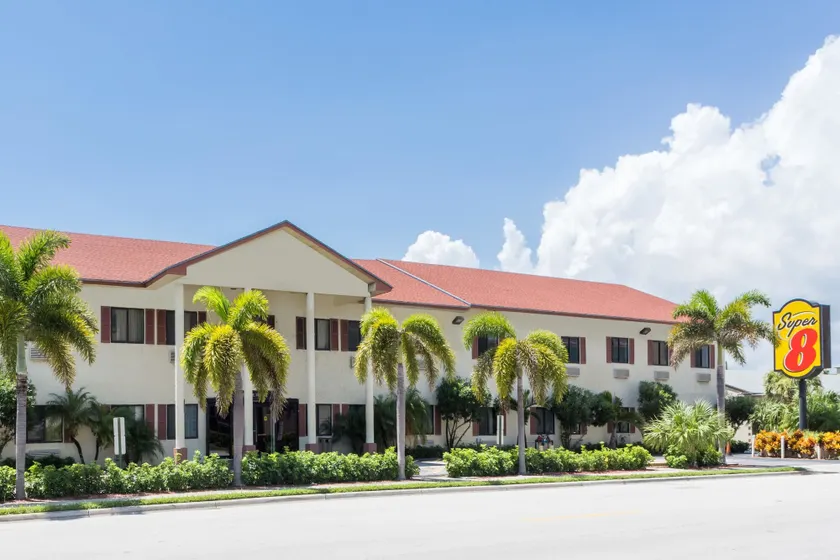 Super 8 by Wyndham Pompano Beach - Image 1