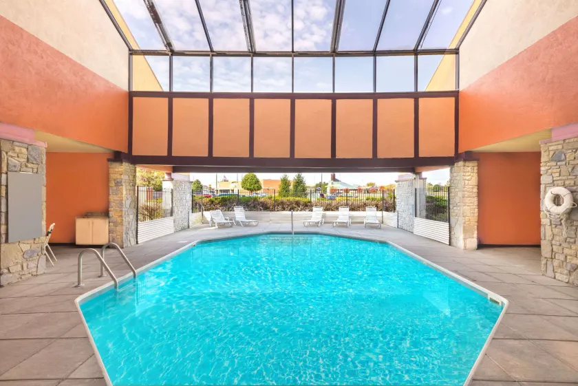 Super 8 by Wyndham Vandalia/Dayton International Airport - Image 1