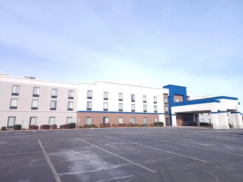 Hampton Inn & Suites Lamar - Image 1