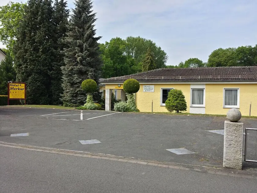 Hotel Merkur Garni - Image 1