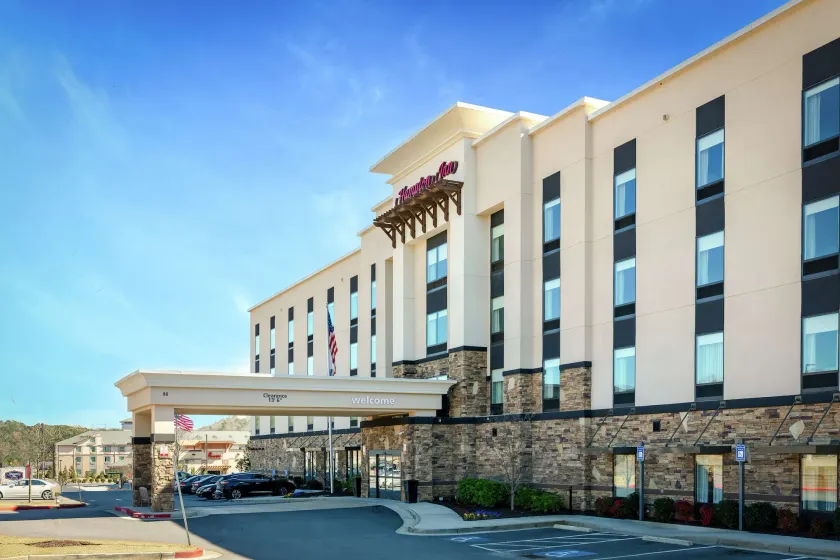 Hampton Inn Emerson LakePoint - Image 1