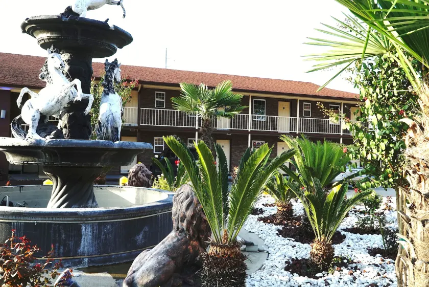 Savannah Inn and Suites - Image 1