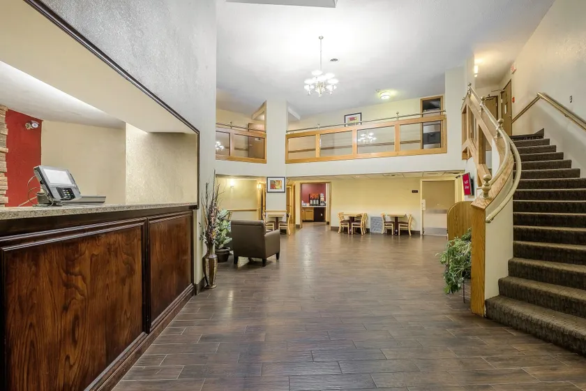Red Roof Inn & Suites Hermitage - Image 1