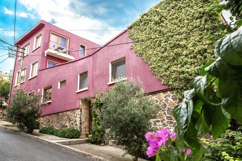 L'isola Guesthouse - Image 1