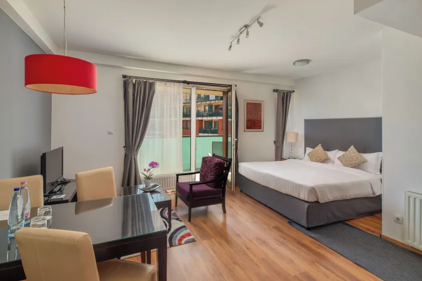 Escala Hotel & Suites - Image 1