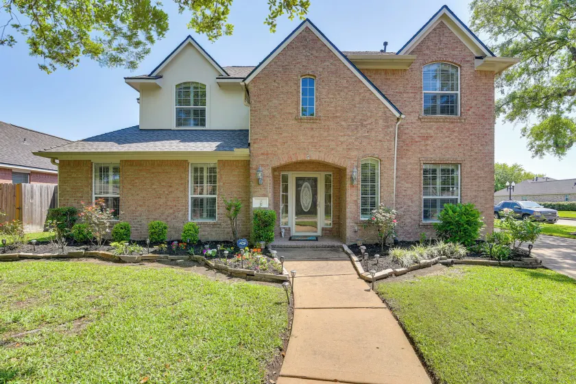 Patio, BBQ & Yard: Family Retreat in Pearland - Image 1