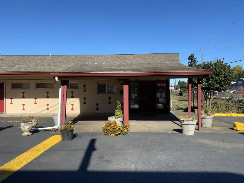 Budget Inn Motel - Image 1