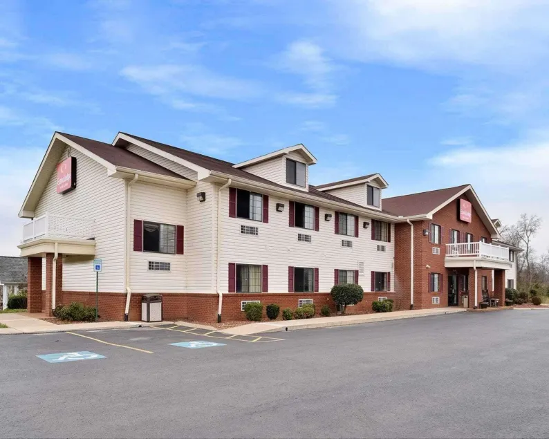 Econo Lodge Inn & Suites Shelbyville - Image 1