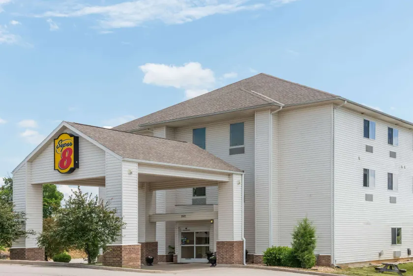 Super 8 by Wyndham Rolla - Image 1
