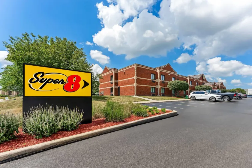 Super 8 by Wyndham Elgin - Image 1