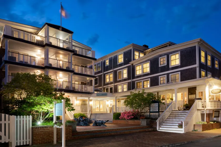 Vineyard Square Hotel & Suites - Image 1