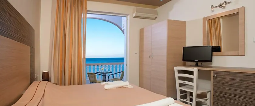 Delfini beach hotel & suites - Image 1